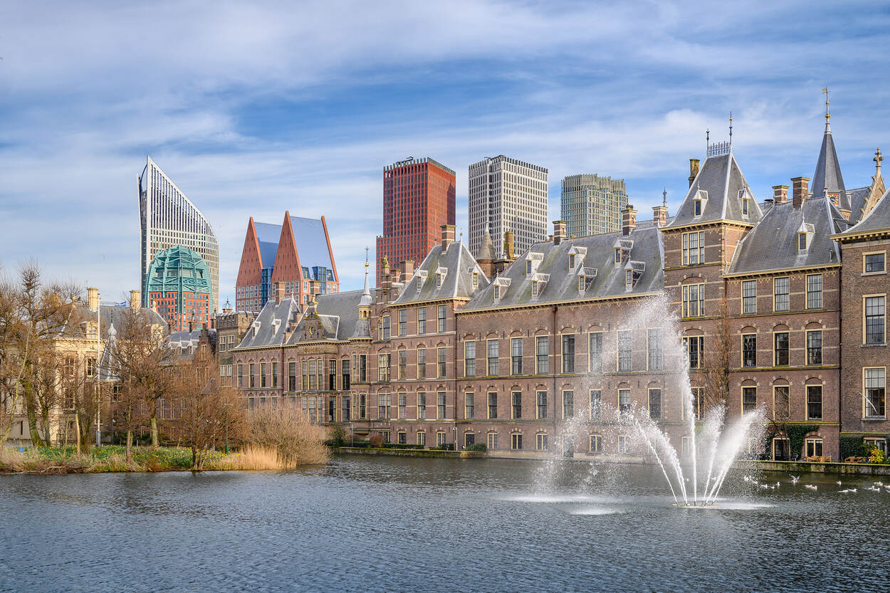Hofvijver met departementsgebouwen in Den Haag