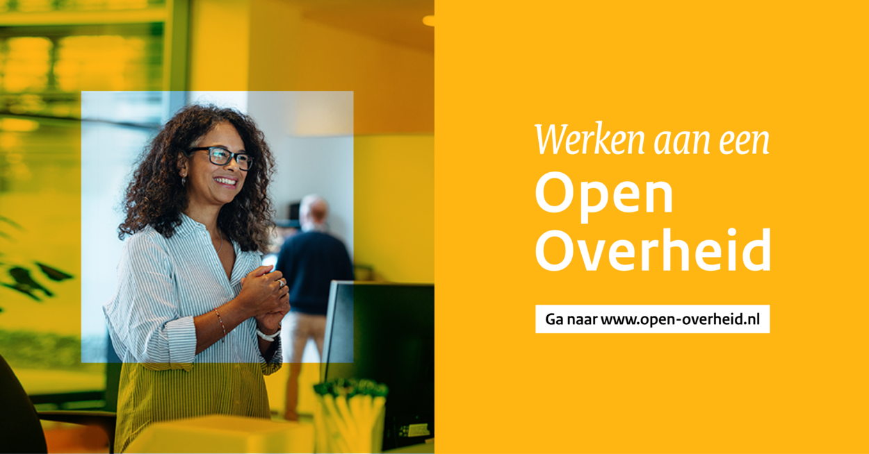 Open Overheid. Een lachende vrouw in een geel kader. Rechts is er een geel vlak met de tekst Werken aan een open overheid. Ga naar www.open-overheid.nl