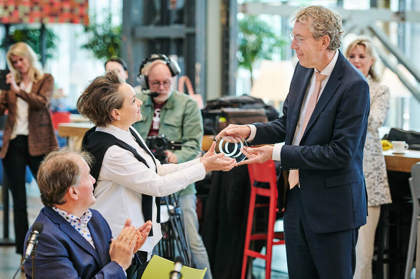 Jan van Ginkel ontvangt de award uit handen van staatssecretaris Alexandra van Huffelen.