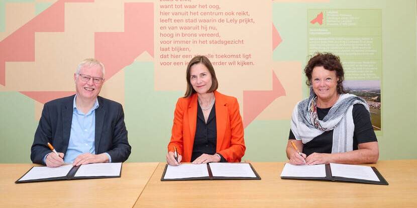 Jaap Haenen, Heleen Mosselman en Paula van Lieshout ondertekenen het convenant.