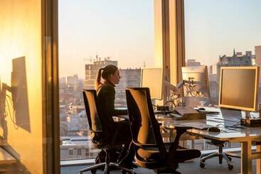 Vrouw aan het werk op kantoor met mooi uitzicht op de skyline van een stad